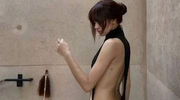 Lisa晒荒漠美照,穿黑色露背裙大秀S曲线,腰臀比例太完美了!