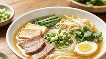 云南过桥米线怎么做好吃?汤鲜料足,在家复刻地道滇味