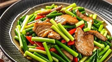 蒜苗炒回锅肉:肉片卷成灯盏窝,蒜香裹着红油香,连干三碗饭才过瘾!