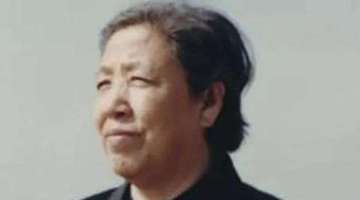 她是最低调的主席夫人,每天坚持骑自行车上下班,如今92岁仍康健