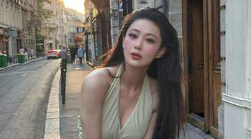 张馨予晒巴黎街拍美照 穿淡绿长裙清新靓丽身材好