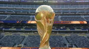 FIFA官方晒照:大力神杯送达 纽约大都会静待好戏开场