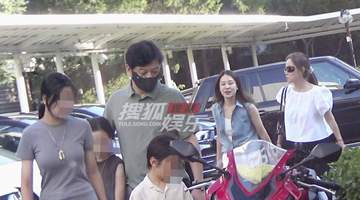 田雨一家与朋友户外聚餐 女儿被温柔陪伴