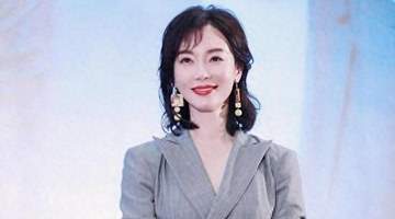 48岁陈数换发型气质惊艳 西装配半裙显高级洋气