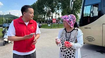 大箐山县朗乡花海盛夏迎客 志愿者暖心服务伴游享清凉