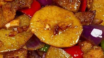 手把手做干锅土豆片!焦香酥脆配五花肉,参与烹饪解锁地道干香风味