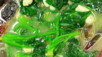 鲜爽金银蛋菠菜汤,家人围坐尝粤式家常食趣