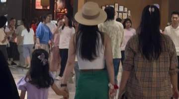 吴倩带穿淡紫公主裙的女儿商场闲逛 随性松弛逛gai氛围好治愈