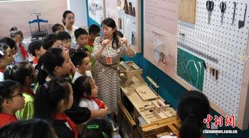 指尖修复“时光” 浙江学生走进档案馆触摸历史温度