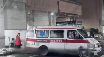 贵州毕节一救护车凌晨在批发市场装卸水果?护理院负责人:车已卖出作为货车使用,过户后就会将警灯拆除并变更涂装