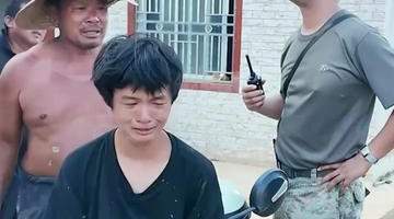 “兄弟,我们来帮你,我们都是你的亲人!” 洪水退去,留下淤泥,独自在家的少年无助落泪。南部战区空军某...