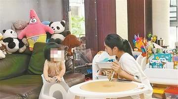 大学生兼职看护孩子:陪伴学习两不误,暑期需求旺盛