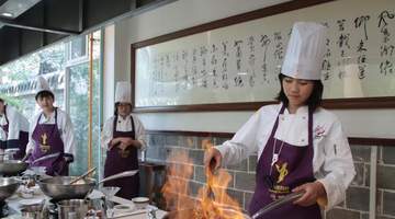 华星小记者解锁川味与川魂 荷兰姐妹花下厨做宫保鸡丁还想带海外传魅力