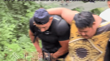 网红良子挑战峨眉山徒步遇高原反应晕倒 同伴用竹竿托腹助行 景区提醒量力而行