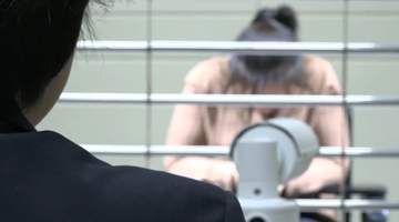 三十五年前拐走雇主家10月龄男婴的保姆王某，如今终因拐骗儿童罪获刑，曾以“路边捡来”掩盖真相，这场跨越两代的认亲与追责牵动着无数人的心