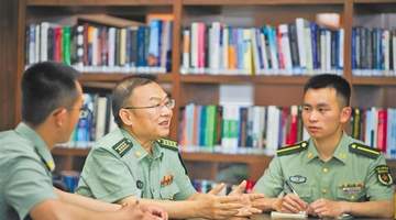 国防科技大学研究员王戟白板教学 带学生攻关卡脖子技术