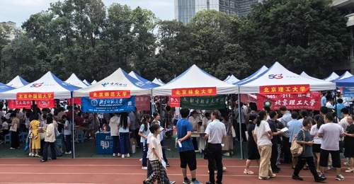 高校抢人“百团大战”
