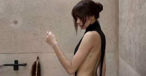 Lisa晒荒漠美照,穿黑色露背裙大秀S曲线,腰臀比例太完美了!