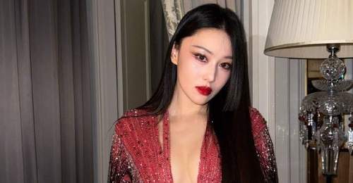 张馨予身材真丰腴!一袭深V裙领口开到腰差点“撑爆”,性感迷人