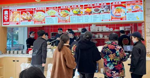 非遗美食成了暑期热点，为什么游客越来越愿意为一门老手艺停下来？