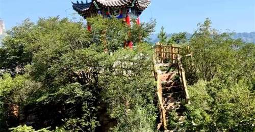 壮壮胆登上山巅