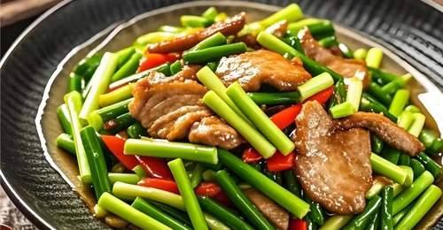 蒜苗炒回锅肉:肉片卷成灯盏窝,蒜香裹着红油香,连干三碗饭才过瘾!