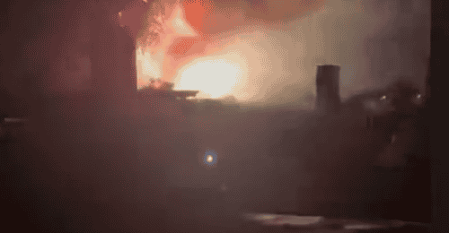 福建莆田一烟花爆竹厂被人为纵火,现场火光冲天,嫌疑人已被控制