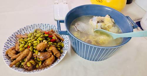 炖锅骨头汤,里面放点娃娃菜,太香了