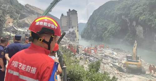 “拼命地跑,腿脚都是软的”,重庆男子丢下车:如果车再快几十秒,就被埋了