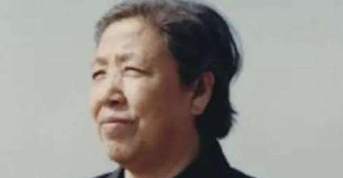 她是最低调的主席夫人,每天坚持骑自行车上下班,如今92岁仍康健