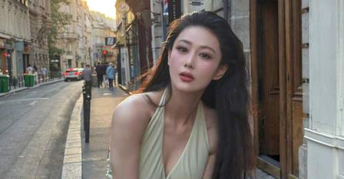 张馨予晒巴黎街拍美照 穿淡绿长裙清新靓丽身材好