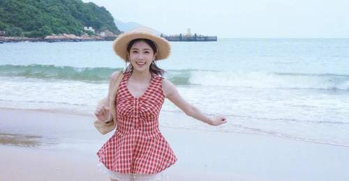 白鹿晒海边度假美照 穿红白格子裙活力满满