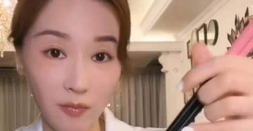 吴佳尼自曝不会用筷子:“老师只教减肥,没教过怎么拿筷子”