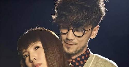 57岁周传雄隐婚25年终现:与空姐儿女双全的家庭生活揭秘