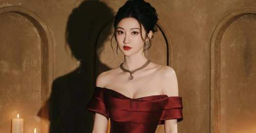 景甜夏日写真曝光，高定礼服与深V装尽显性感魅力