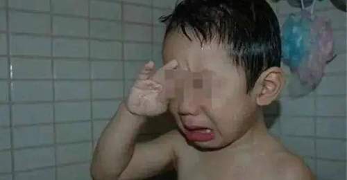 娃一洗澡就哭闹找不到原因?医生没查出异常?这样陪娃洗澡,还得留意这几个安全细节