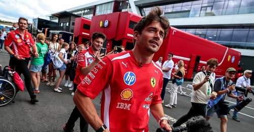 F1匈牙利大奖赛现场:车迷围观首日练习赛,法拉利车手包揽两次练习头名引关注