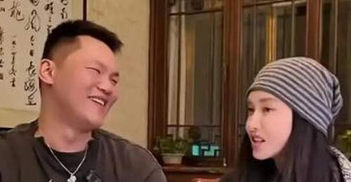 7月26日 朱芳雨现身东坑街头 与球迷围聚互动 分享篮球推广新动向引关注