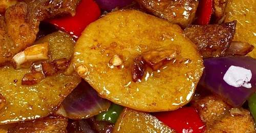 手把手做干锅土豆片!焦香酥脆配五花肉,参与烹饪解锁地道干香风味