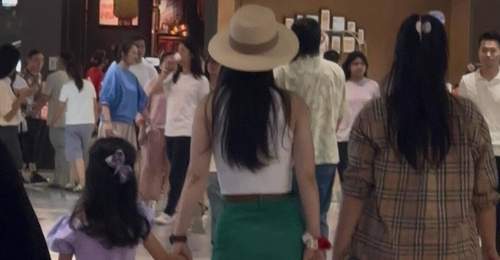吴倩带穿淡紫公主裙的女儿商场闲逛 随性松弛逛gai氛围好治愈