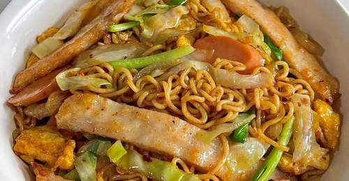 在家DIY超香鸡排炒面，从煎到炒每步都有烟火气，好吃到停不下来