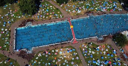 欧洲1300人因高温死亡:居民抢购700欧元空调还得自己扛回家,有网友说“想回武汉避暑”