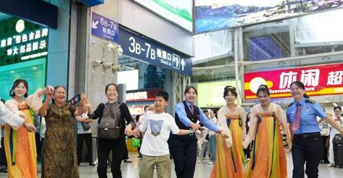 2026年中国铁路暑运启幕 云南大理、丽江等热门旅游地客流集中