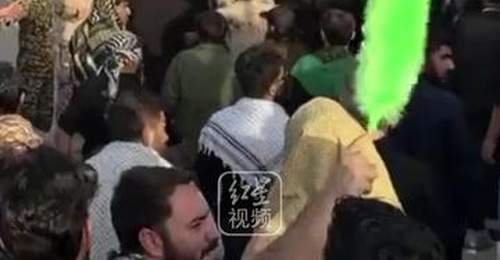 哈梅内伊葬礼细节曝光: 35℃高温下6000个喷头洒水降温 军队烘焙准备了5000万个面包 2500辆救护车、50万升注射液待命
