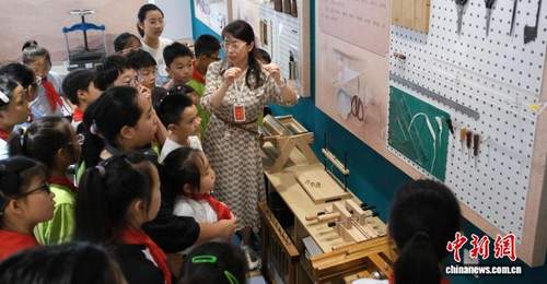 指尖修复“时光” 浙江学生走进档案馆触摸历史温度