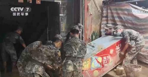 解放军和武警部队官兵全力奋战在防汛救灾一线 加快恢复群众正常生产生活