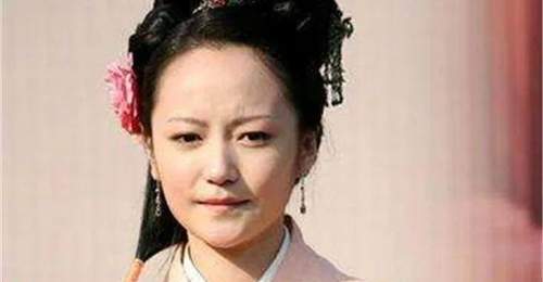 红楼梦俩丫鬟:她因一眼回眸成了夫人,她因一碗茶被撵,差别为何这么大
