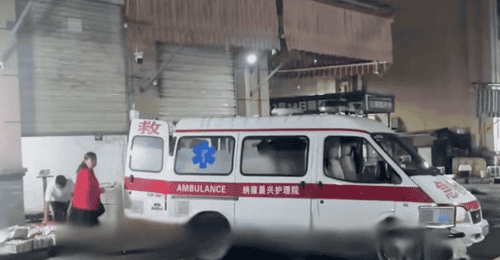 贵州毕节一救护车凌晨在批发市场装卸水果?护理院负责人:车已卖出作为货车使用,过户后就会将警灯拆除并变更涂装