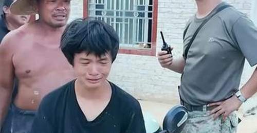 “兄弟,我们来帮你,我们都是你的亲人!” 洪水退去,留下淤泥,独自在家的少年无助落泪。南部战区空军某...