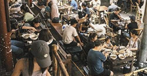 夜长沙新玩法:当茶馆夜读遇上街头合唱,星城夜娱有多迷人